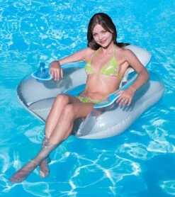 Flip-Pillow Pool Lounge