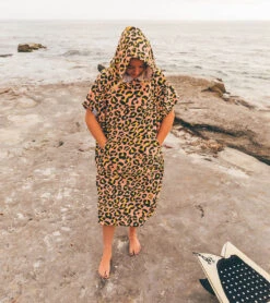 Unisex Hot Spots Changing Poncho -Splash Essentials 6948614013096 pink 3a